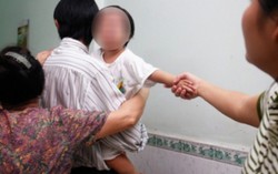 Hậu ly hôn: Người mẹ trẻ mòn mỏi mong đón con về