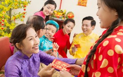 Xấu hổ vì con vừa nhận lì xì của khách đã bóc ra và chê