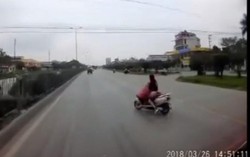 Mẹ suýt "giết" con vì vừa chạy xe máy vừa cởi áo mưa