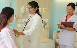 2 nữ bác sĩ tư vấn bệnh lý về gan và tiểu đường