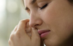 Đang sống trong nhung lụa, người vợ bỗng 'giũ áo ra đi'