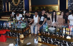 Bắt quả tang ổ nhóm nam nữ 'mở tiệc' ma túy tập thể trong quán karaoke