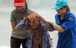 Gần bờ bão số 12 mạnh thêm, lên phương án di dời 400 ngàn dân
