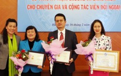 Trao kỷ niệm chương Vì sự phát triển của PNVN