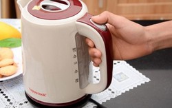 Dùng ấm siêu tốc như ‘ôm bom nổ chậm’