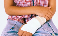 5 lưu ý cha mẹ không thể bỏ qua khi con bị bó bột