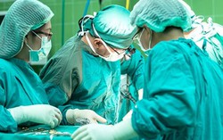 Cứu sống bé trai 9 tuổi bị đột quỵ tắc mạch máu não