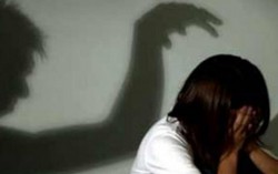 Mẹ không dám lên tiếng khi con bị hàng xóm xâm hại vì sợ dị nghị