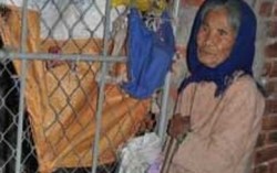 Mẹ 90 tuổi phải 'giam lỏng' con gái trong phòng 