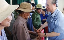 Thường trực Ban Bí thư thăm hỏi, động viên bà con vùng lũ Hà Tĩnh