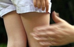 Hà Nội: Sang rủ bạn đi bơi, bé gái bị Tổ trưởng dân phố dâm ô?