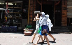 Đội khăn ướt bán hàng dưới trời nắng