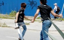 Chồng đánh nhau với bạn nhưng được bãi nại thì có bị truy tố không?