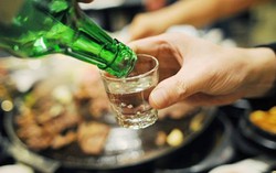 Chuyên gia lý giải vì sao cả nữ lẫn nam không nên uống nhiều rượu bia dịp lễ, tết