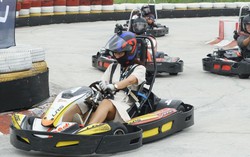 Cuối tuần, giới trẻ Sài Gòn rủ nhau đi đua xe Go-Kart