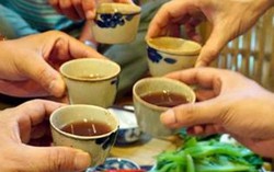 Cảnh báo nguy cơ ngộ độc rượu dịp cuối năm