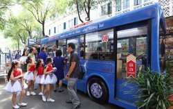 Xe buýt sách đầu tiên tại TPHCM