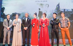 Đinh Ngọc Diệp 'bế' bụng bầu 8 tháng ra mắt phim cùng chồng