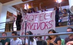 Sinh viên Harvard biểu tình phản đối Bộ trưởng Giáo dục Mỹ