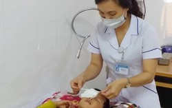 Bé 5 tuổi bị hỏng mắt do pháo nổ đêm giao thừa