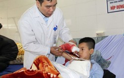 Pin điện thoại nổ, nát bàn tay bé 10 tuổi