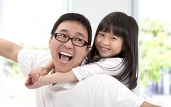 Con gái nhỏ 'kéo' bố thoát khỏi bê tha