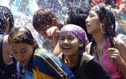 Đập đĩa, té nước để lấy may ngày đầu năm