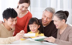 Ra phố, bố mẹ chồng luôn miệng phàn nàn
