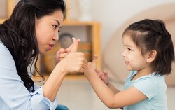 Cách uốn nắn để những hành vi lệch chuẩn không 'thành tật' ở trẻ