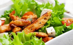 Giữ dáng với salad gà