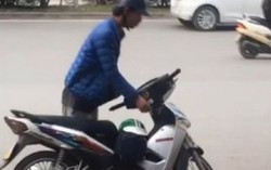 Không đổi được tiền lẻ, cầm gạch hành hung 2 nữ nhân viên