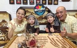 Tranh gạo 'Hồ Hoàn Kiếm chiều thu' mang thông điệp 'Trao yêu thương - Nhận hạnh phúc'