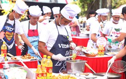 Hàng chục nam đầu bếp trổ tài nấu ăn 