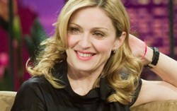 Ca sĩ Madonna viết nhạc về nữ quyền và việc sử dụng súng tại Mỹ