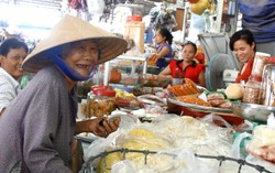 Bà 88 tuổi bán vé số nuôi cháu tật nguyền