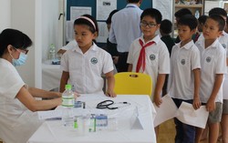Trường học nhập nhèm thu BHYT với 'thu hộ' bảo hiểm thương mại
