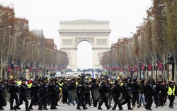 Thủ đô Paris tiếp tục căng thẳng với người biểu tình áo vàng