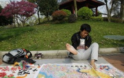 Chàng trai thêu tranh bằng chân 