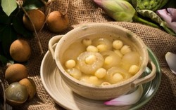 Chè sen nhãn lồng thơm mát