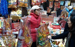 Nhiều đồ lạ chào sân đợi ngày ông Công, ông Táo