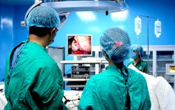 Bà lão mang khối u buồng trứng nặng hơn đứa trẻ sơ sinh