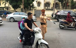 'Nhiều phụ huynh chưa có ý thức đội mũ bảo hiểm cho con khi tham gia giao thông'