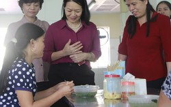 Phó Chủ tịch Hội LHPN Việt Nam Bùi Thị Hòa giám sát an toàn thực phẩm tại Bắc Ninh