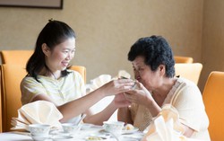 Chao đảo từ khi không có mẹ chồng ở bên