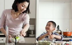 Dạy con trai làm việc nhà, đừng sốt ruột