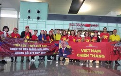 Cổ động viên lên đường sang Malaysia 'tiếp lửa' cho tuyển Việt Nam