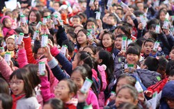 Những ‘ly sữa học đường’ đầu tiên đến tay trẻ em Thủ đô