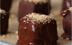 Bánh kem dâu phủ sô cô la ngọt ngào