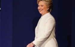Cư dân mạng rôm rả về 'bộ cánh quyền lực' của bà Hillary