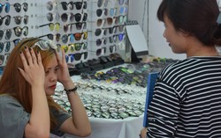 Nhiều sản phẩm cho phái đẹp ở chợ phiên bến Bạch Đằng